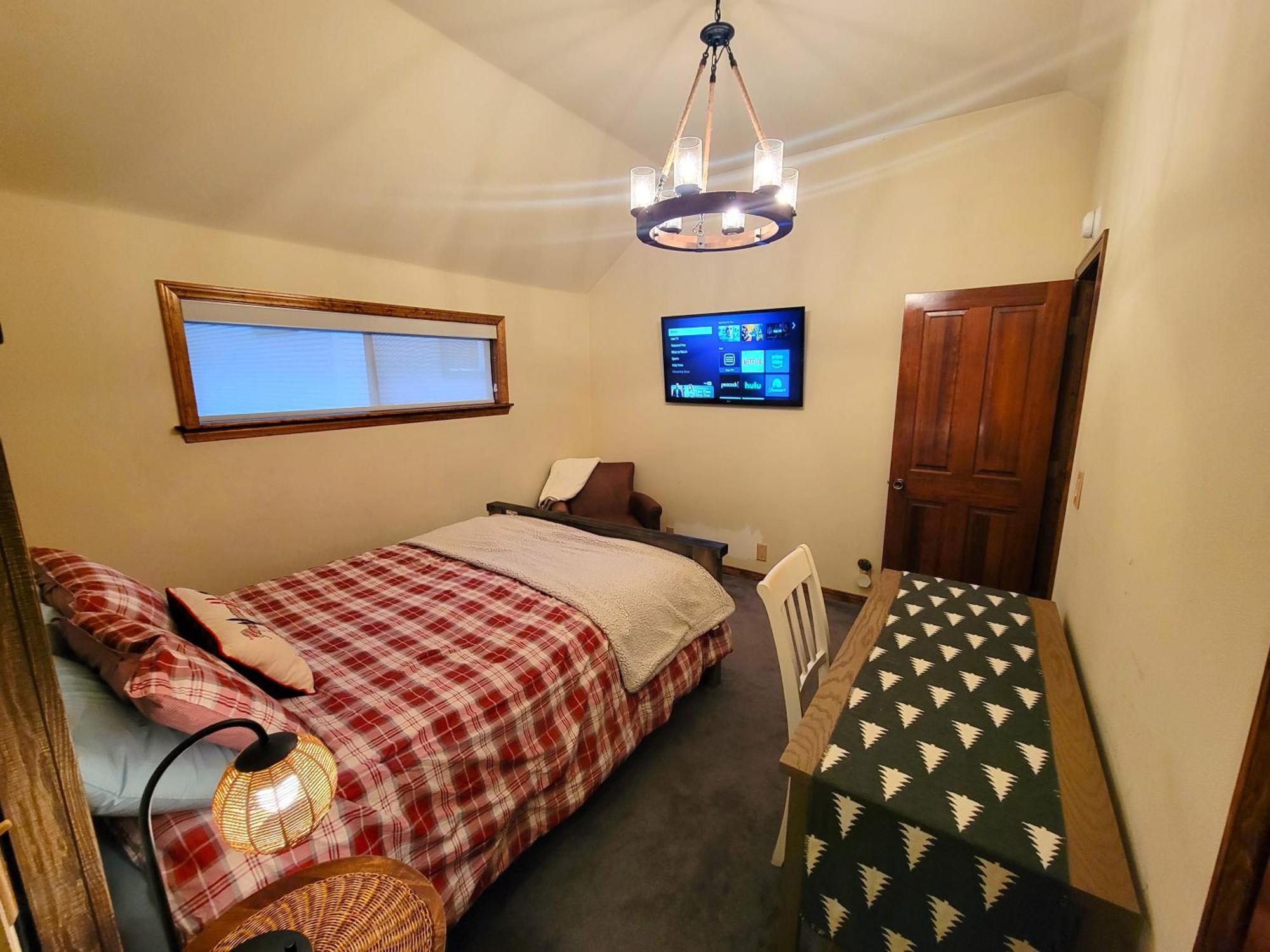 Four Seasons Getaway-Private Hot Spa With Pine Tree Views-Walk To Village And Pineknot Trailhead-Plus King Bed! Big Bear Lake Exterior photo
